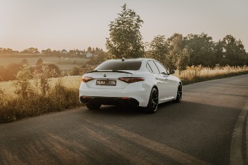 Białą Giulia Quadrifoglio na wesele
